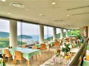 【新館6階 レストラン】宇佐美の町並みの向こう側には海が広がっております。