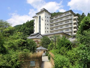 自然に囲まれた高台にあります。