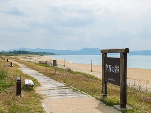 �y�[�����Y�l�l�C������z���l�Ɠ��{�C�̐�������]�ނ��̓��́A�[��ꎞ�ɔ������i�F���y���߂閼���B