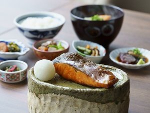 朝食は4種類からお選びいただけます。(厚切り銀鮭御膳イメージ)