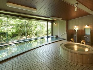 緑に囲まれた大浴場。お肌にやさしい肌触りの天然温水です。