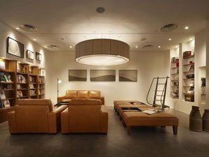 洋書やデザインなどの書籍を集めたライブラリー。落ち着いた雰囲気で非日常をご体感いただけます。