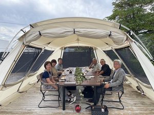 焚火ラウンジにてお食事風景
