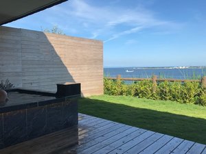 お部屋で海を眺めながらゆったり贅沢な時間をお過ごしください