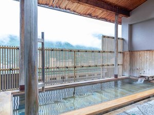 爽快無比の展望檜露天風呂では、木の温もりにひたりながら飛騨の風をお楽しみください