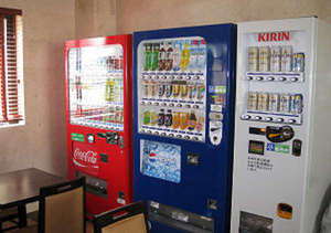 自動販売機。アルコールも販売しております。