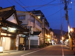 夜の温泉街