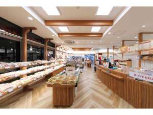 ベーカリーショップ店内。パン・飲料・お菓子等いろいろです。営業時間 6時〜22時です。