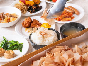 湯気立つご飯に、削りたての鰹節。和のおかずとともにお楽しみください。