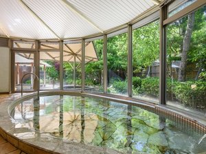 【大浴場:花めぐりの湯】季節ごとに表情が変わる草木を愛でながら、柔らかな湯に身を委ねて・・・。