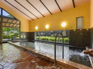 【大浴場:白壁の湯】毛利家屋敷の白塀に囲まれた歴史的景観を眺めながら、至福の時間をごゆるりと。