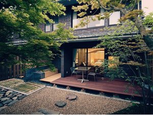 【ガーデンスイート一例】専用庭園に面したテラスと露天風呂で四季を楽しむ(イメージ)。