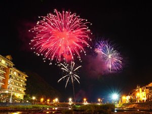夏の三朝温泉では期間中、毎日打ち上げ花火が上がります!詳しい日付は三朝温泉観光協会HPまで