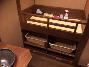 【ベビーベッド】全てのお風呂の脱衣所や一部トイレなどに設置してあります