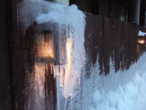 凍りついた外壁の灯り〜ちょっとアートしてる?(撮影〜2月)