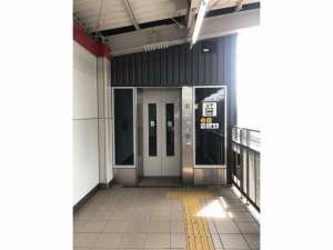 �y�V��ォ��̃A�N�Z�X�E�䓰�ؐ��z�@�Ȃ������s���i�s�����O���ɏ�ԁB���̉w�i�P���j����������ŉ���