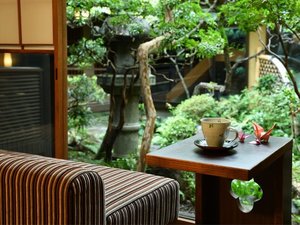 中庭を眺める京町家