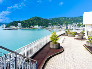 屋上庭園では熱海の街を一望できます
