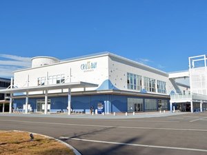 【当館から車で約17分】ショッピングや食事が楽しめる、新しい商業施設「クロスベイ新湊」