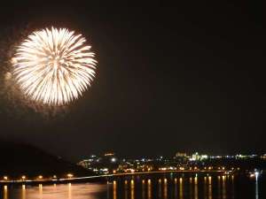 【周辺観光】河口湖湖上祭:毎年8月5日開催。客室からもご覧いただけます※写真は過去の様子