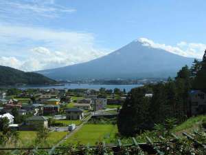 【眺望】ラウンジから望める富士山は格別です。日々の喧騒から忘れ優雅なひとときを…