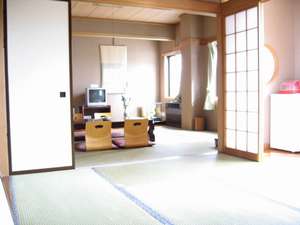 和室10畳と次の間6畳ご家族やお友達とのご利用に最適。お布団は6組までOK