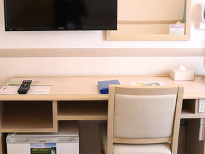 【デスク周り】全てのお部屋にデスクをご用意しております。