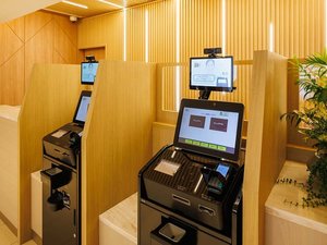 【施設】チェックイン機・予約検索からお支払いまで、お客様のペースでお手続きいただけます。
