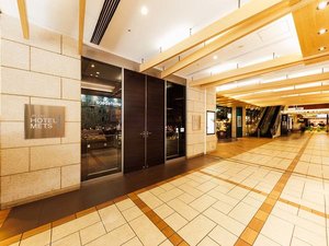 【エントランス】駅から徒歩1分・駅に隣接しておりますので、改札を抜け雨に濡れずにお越し頂けます。
