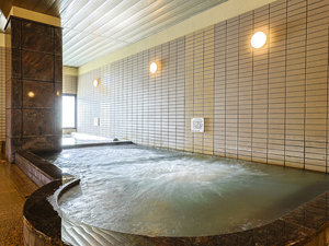 【大浴場(男湯)‐内湯】広々とした浴槽で、周りを気にせずゆったりとおくつろぎいただけます。