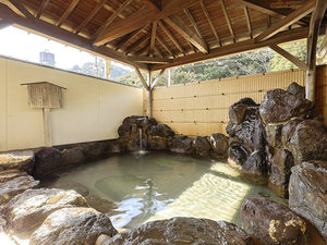 【大浴場(女湯)‐露天風呂】心地よい風を浴びながら、じんわりと温まってください。
