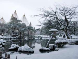 冬の兼六園(当館から徒歩約18分)