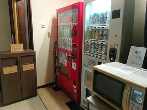 自販機コーナーに電子レンジもございます。24時間ご利用いただけます