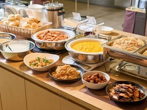 【朝食無料サービス】和洋折衷のブッフェ形式。3F朝食コーナーにて朝6:30〜9:30(最終入場9:15)まで。