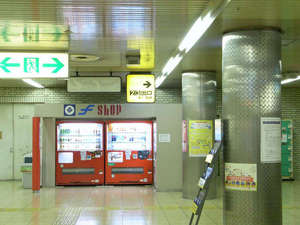 中州川端駅の改札を出ると、2番出口のサインが見えます。