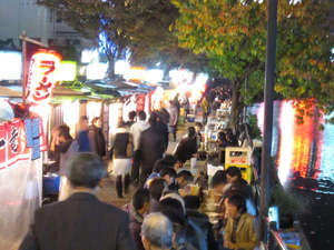 夜には屋台がずらっと並びます。当館から徒歩5分ほどのところにございます。