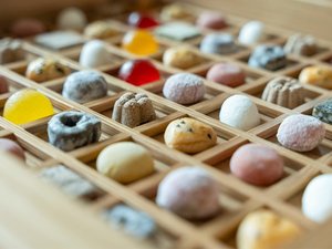 【ラウンジ】色とりどりの「仙台駄菓子」をご用意。