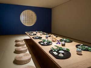 【ご当地楽】紺地に金の丸が輝く軍旗のモチーフが目を引く宴空間。