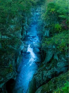 【磊々峡】秋保温泉の景勝地、名取川の峡谷「磊々峡」は、かつて「紺碧の深淵」と表現されました。
