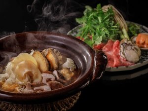 【贅沢会席】山海宝づくし鍋は、フカヒレ、鮑、雲丹、牡蠣といった豪華食材を味わい尽くせる一品