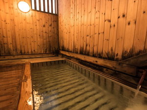 【湯めぐり/川原湯共同浴場】小ぢんまりした、温泉情緒あふれる浴場。風呂の底から蔵王温泉が湧き出る