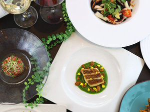 #�[�H�@�n��̐H�ނ�1�i1�i���J�ɒ������܊��Ŋy���߂�t���R�[�X�ɂȂ��Ă���܂��B