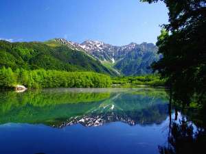 【初夏の上高地】水面にはくっきりと山の景色が映っています