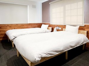・【ツインルーム】シングルベッド2台の洋室。エアコンとファンヒーターで寒い季節も快適です