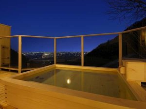 ■男湯露天-流れ星-■頬をなでる風と、市中から離れた静けさに包まれる“上質な湯贅”を