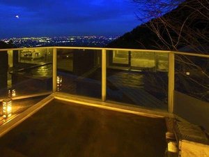見上げるは月、見下ろすは街灯り。「贅沢無比」の絶景が広がっています