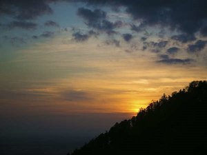 山間へと消えてゆく、やわらかな橙色を眺めながら、心落ち着くひとときをお過ごしください〜