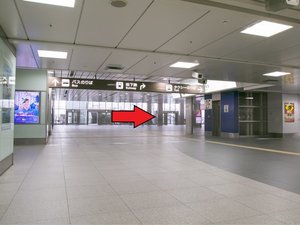 JRの改札口を出て、右に進みます。