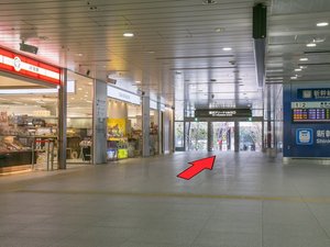 横浜アリーナ方面出口に向かってまっすぐ進みます。右側には新幹線の改札口があります。