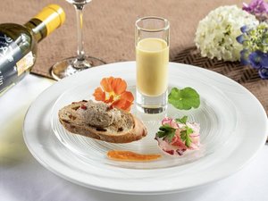 ・<ディナー一例>Kunugi's kitchen gardenの無農薬野菜やハーブを使った前菜